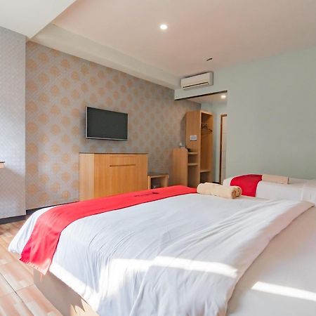 Готель Reddoorz Premium Near Bandung Station Екстер'єр фото