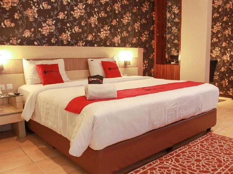 Готель Reddoorz Premium Near Bandung Station Екстер'єр фото