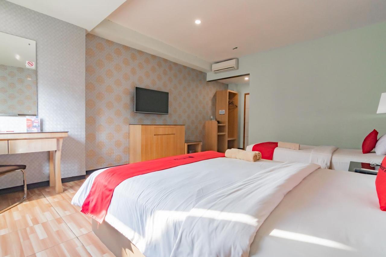 Готель Reddoorz Premium Near Bandung Station Екстер'єр фото