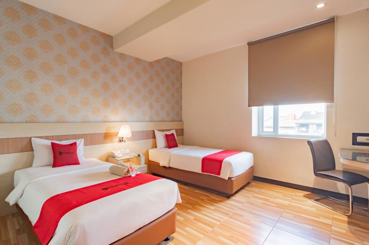 Готель Reddoorz Premium Near Bandung Station Екстер'єр фото