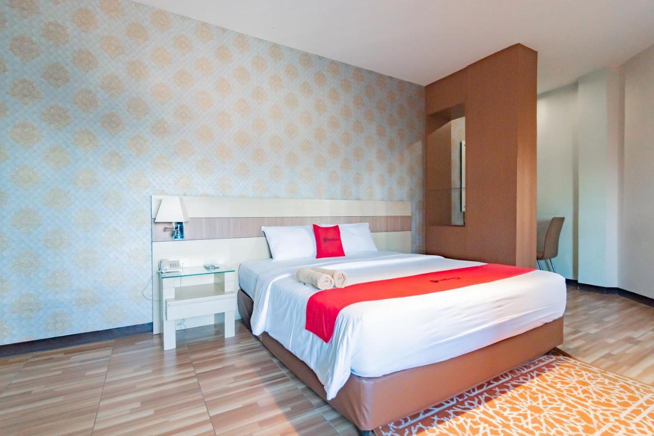 Готель Reddoorz Premium Near Bandung Station Екстер'єр фото