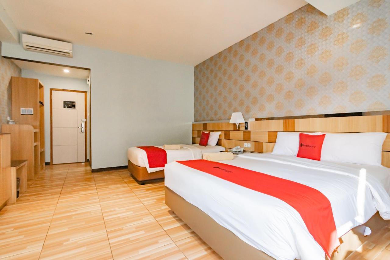 Готель Reddoorz Premium Near Bandung Station Екстер'єр фото